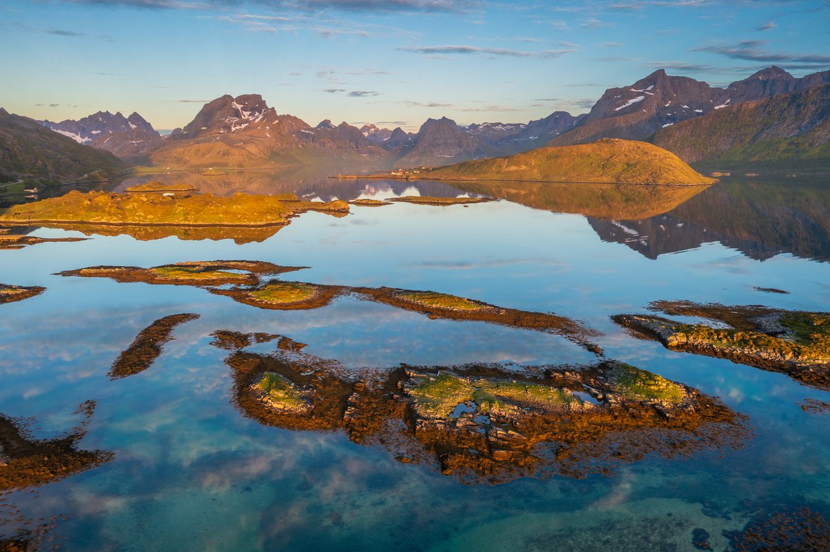 Skerries and islets on Hovdanvika, Flakstad, Nordland, Norway
